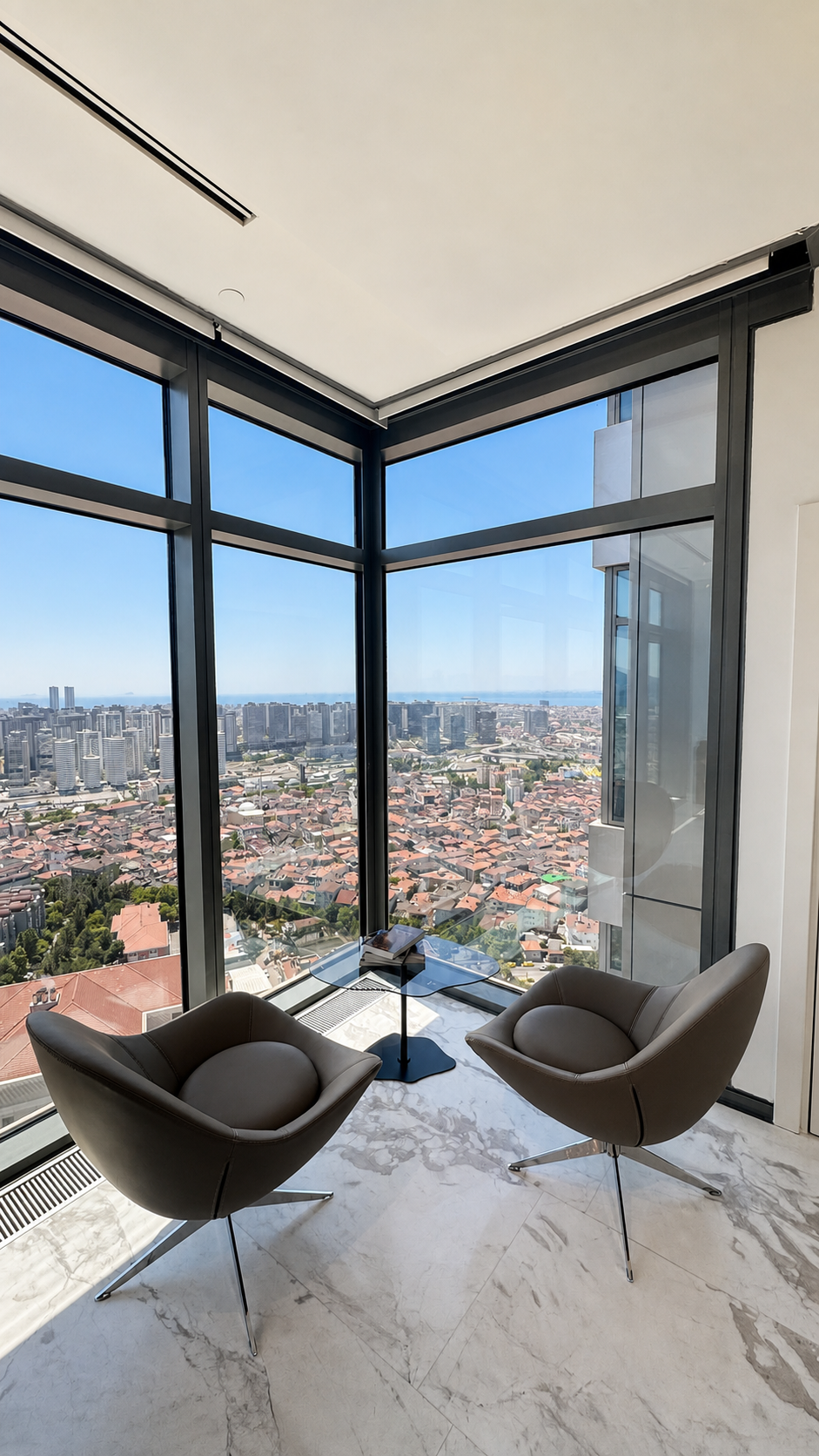 Panoramik İstanbul manzaralı klinik konsültasyon alanı